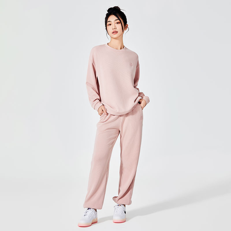 Fashion Forward: Vă prezentăm hanoracele casual roz pentru femei cu gât rotund