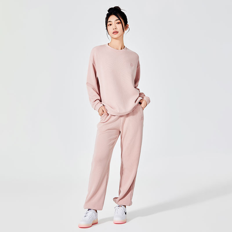 Pantalonii de trening casual roz de dama sunt ultima tendinta in materie de confort si stil?