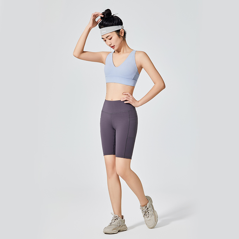 Pantaloni scurti sport de lungime medie pentru femei, cu buzunare